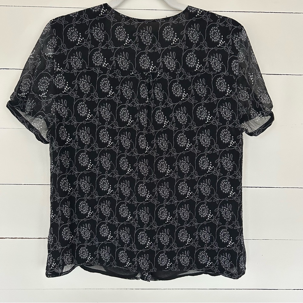 Jones New York Short Sleeve Black Blouse With White Flowers Printed all Over. - Picture 2 of 4